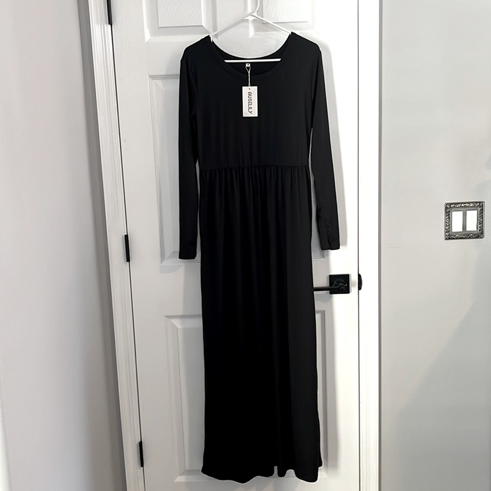 Women’s long sleeve black maxi dress with pockets size M NWT